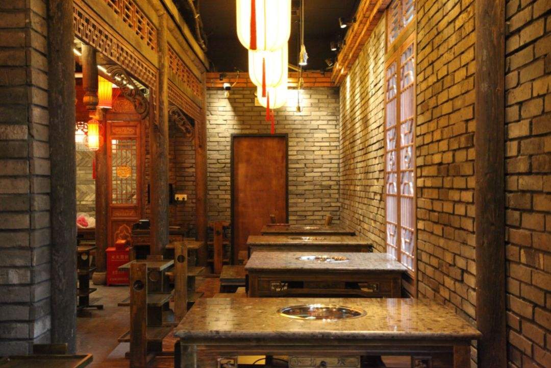 小(xiǎo)龍坎火鍋店(diàn)内部裝(zhuāng)修效果