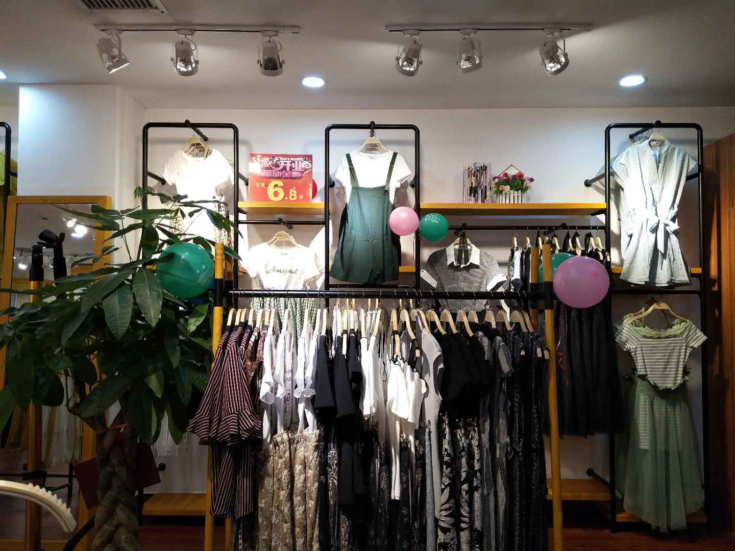 女裝(zhuāng)店(diàn)面裝(zhuāng)修布局圖片